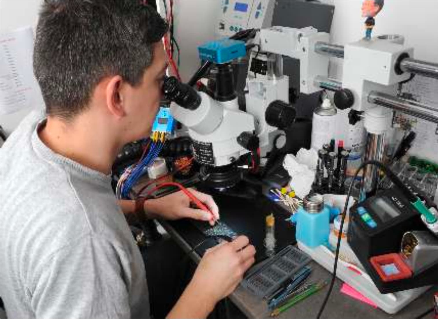 Olivier Berthe intervient sur la carte mère